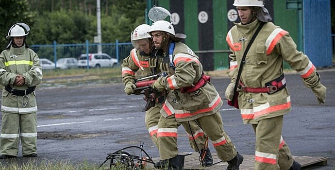 Сильный пожар вспыхнул в частном секторе Самары