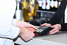 ЦБ рассматривает возможность запуска системы пополнения банковских карт на кассах магазинов