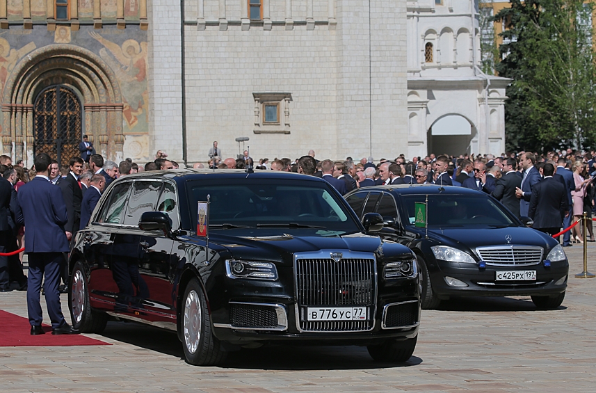 Автомобиль Aurus (слева) президентского кортежа на Соборной площади Кремля. 7 мая 2018 года.