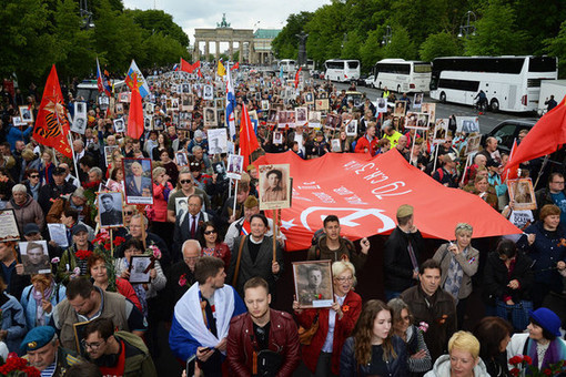 В акции «Бессмертный полк» в Берлине приняли участие сотни человек
