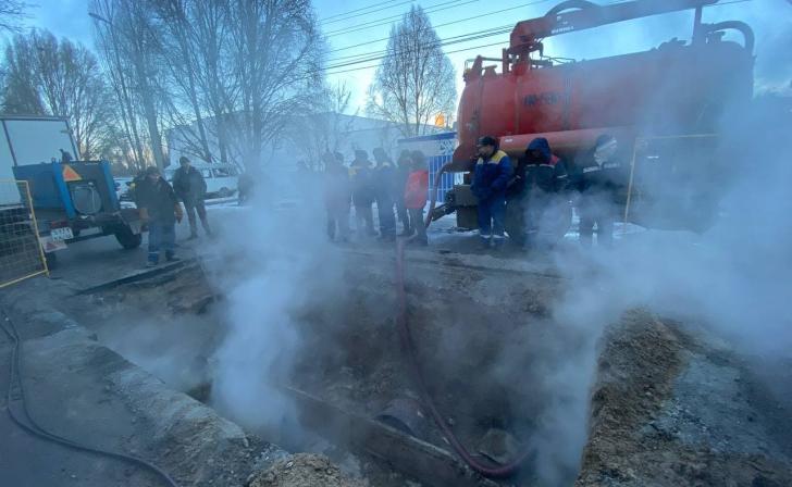 В Курске на ул. Пучкова снова произошла авария на теплосети