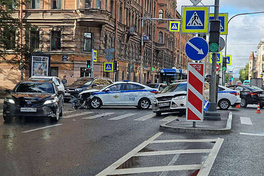 В Санкт-Петербурге полицейский автомобиль попал в ДТП, торопясь на вызов о пожаре
