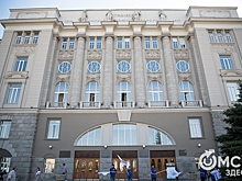 Узнаём, чем необычна третья скульптура на фасаде ОмГУПСа