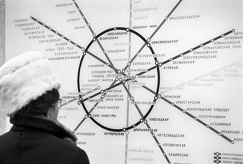 Пассажирка у схемы Московского метрополитена, 1976.