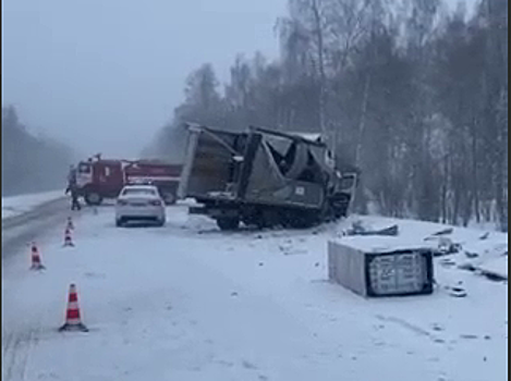 Водитель пострадал в ДТП с двумя грузовиками и легковушкой в Лысковском районе