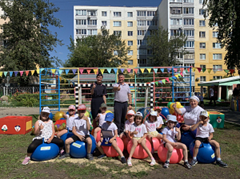 В Мордовии сотрудники Госавтоинспекции вместе с общественниками провели для дошколят «Зарядку со стражем порядка»
