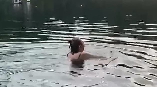 Россиянка искупалась с лебедями на Патриарших прудах в Москве и попала на видео
