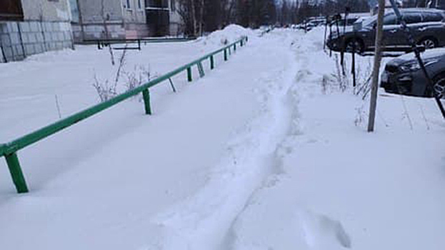 Жители Ноябрьска жалуются на заваленные снегом тротуары