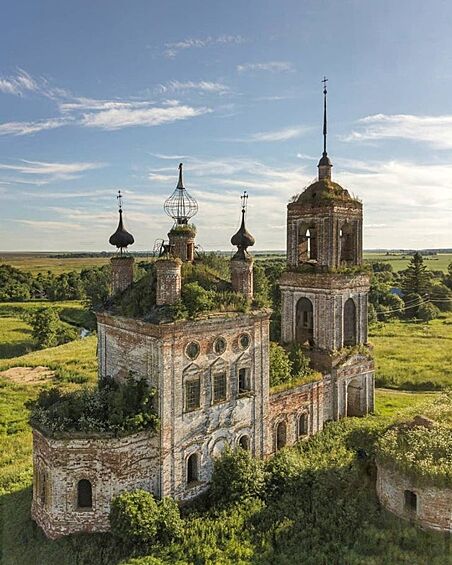 Заброшенная церковь в России.