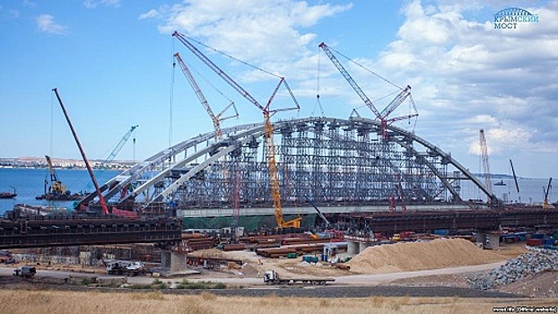 Арка Керченского моста начала движение