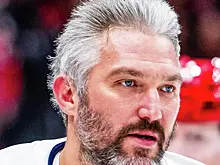 Овечкин силовым приемом повалил на лед соперника в матче НХЛ