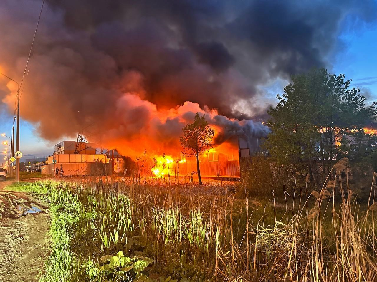 Крупный пожар вспыхнул на складе с горюче-смазочными материалами в Казани