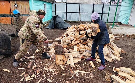 Бойцы отряда «БАРС-Курск» накололи дров для одинокой женщины в Глушковском районе