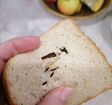 Сибирячка обнаружила в хлебе сюрприз: «Похоже на фекалии»