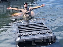 Во Владивостоке Ford Bronco утонул в море, пока водитель катался на гидроцикле