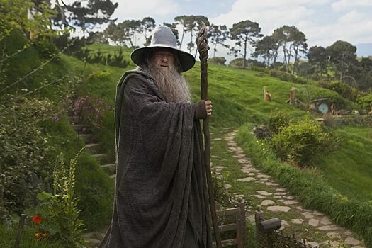 Иэна Маккеллена госпитализировали после падения со сцены