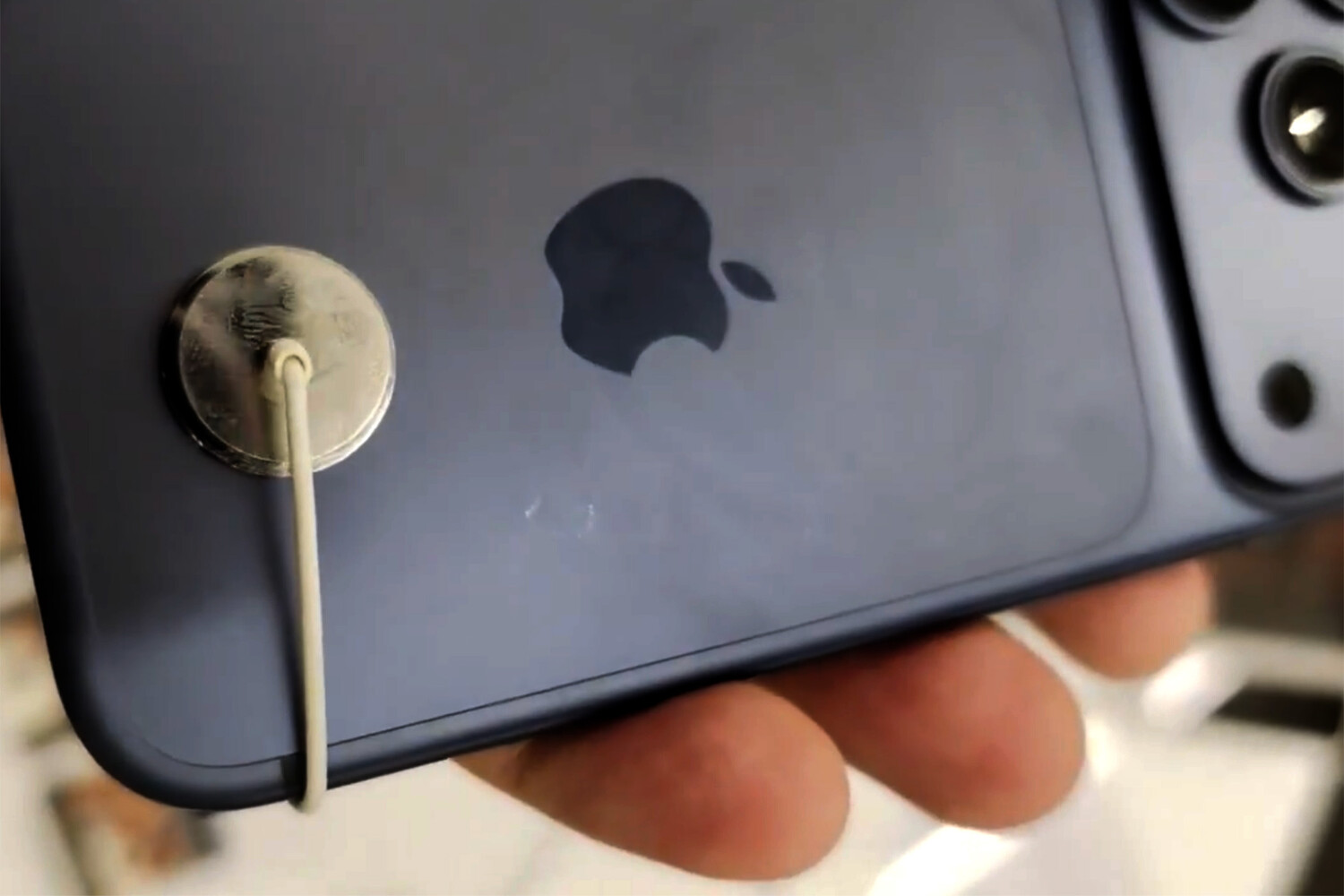 Bloomberg: синие iPhone 17 Pro и черные iPhone Air быстро царапаются