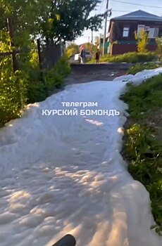 На улице Марата в Курске зафиксирован выброс пены из канализации — причины устанавливаются