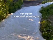 На улице Марата в Курске зафиксирован выброс пены из канализации — причины устанавливаются