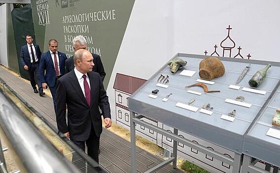 Путин посетил археологические раскопки в Кремле