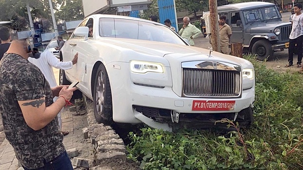 Новенький Rolls-Royce Ghost разбили в первую поездку