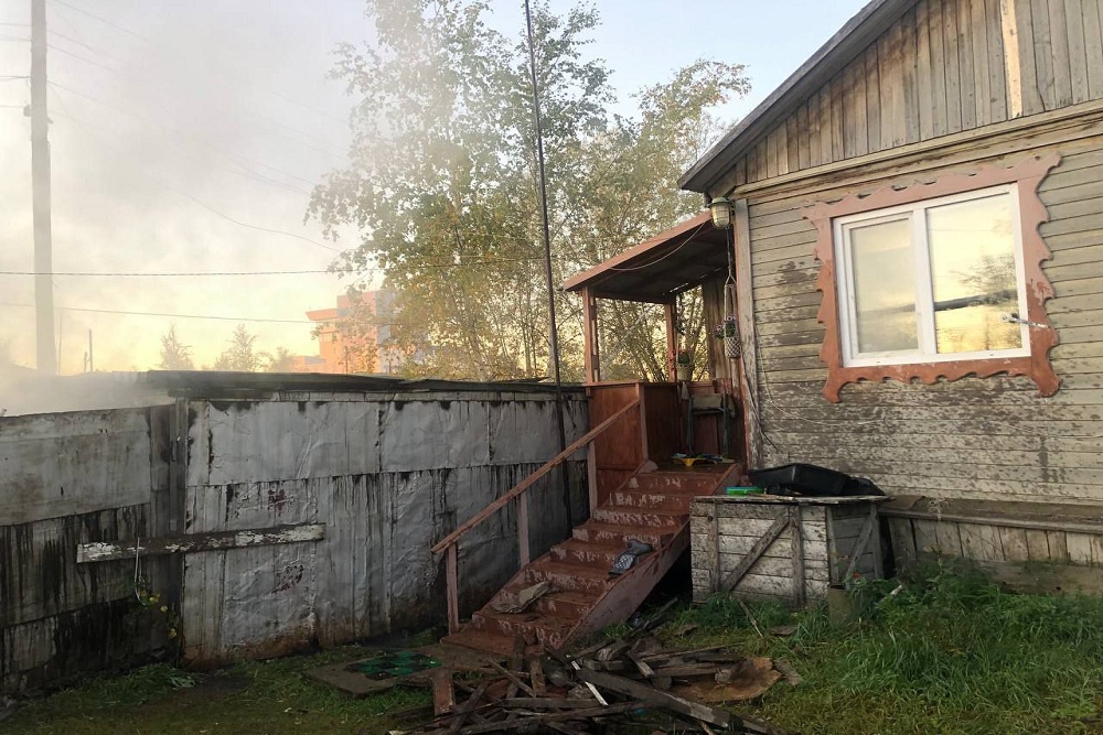 В Якутске полицейские спасли пожилую пару от пожара