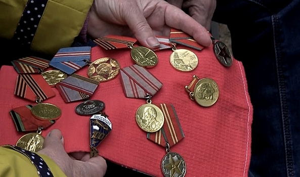 В Волгограде полицейские вернули награды ветерана его потомкам
