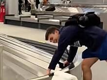 Пассажир самолета вместо чемодана нашел на багажной ленте свои трусы