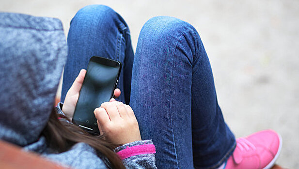 Эксперт прокомментировала возможный запрет смартфонов в школах в Киргизии