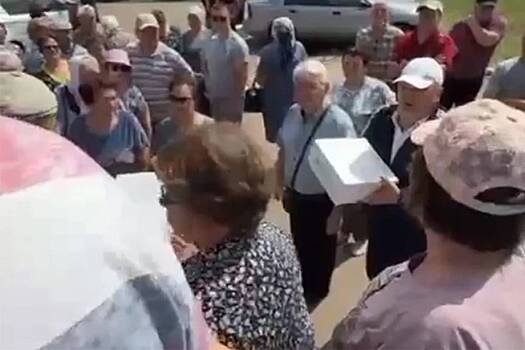Россияне подрались в очереди за маслом и попали на видео