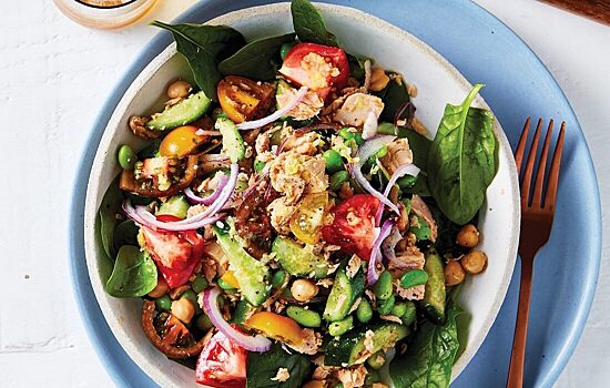 Салат из нута и тунца назвали лучшим обедом при хроническом воспалении