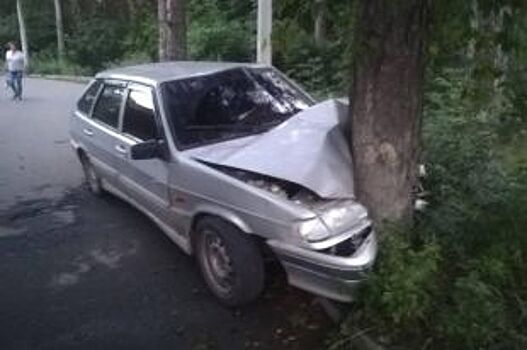 В Челябинске легковушку припечатало к дереву недалеко от морга