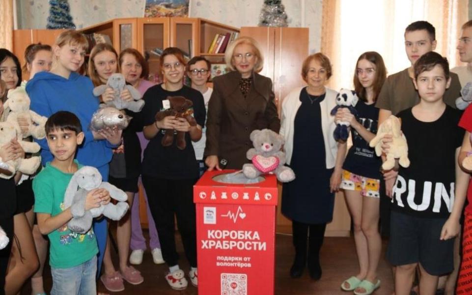 Депутаты Рязанской гордумы передали коробку храбрости юным пациентам больницы №11