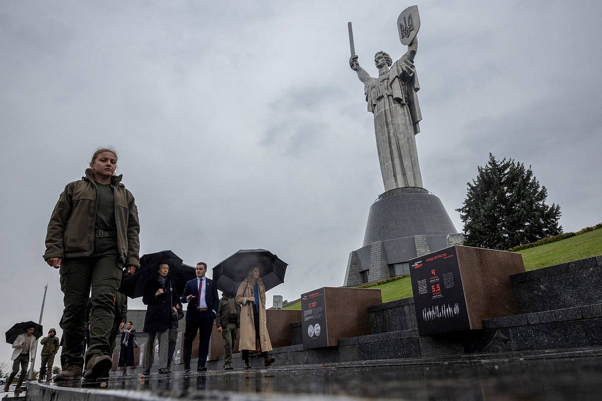 В МИД прокомментировали демонтаж надписи на русском языке у Родины-матери в Киеве