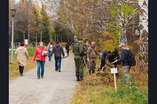Более 800 человек пришли на экологический субботник в новосибирском Дендропарке