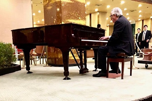 Юнкер сыграл на черном рояле в Осаке
