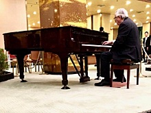 Юнкер сыграл на черном рояле в Осаке