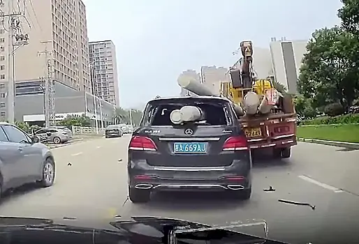 Столбы пронзили лобовое стекло и чудом разминулись с головой водителя