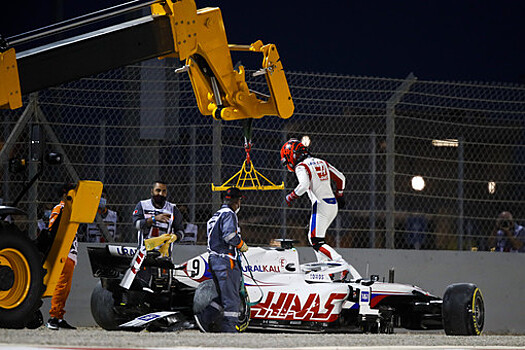 Никита Мазепин сошел на первом круге Гран-при Бахрейна, Хэмилтон победил