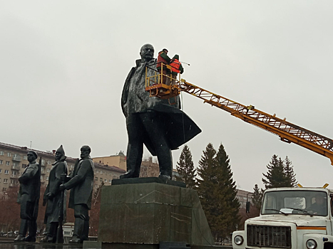 Бронзового Ленина моют под дождем в Новосибирске