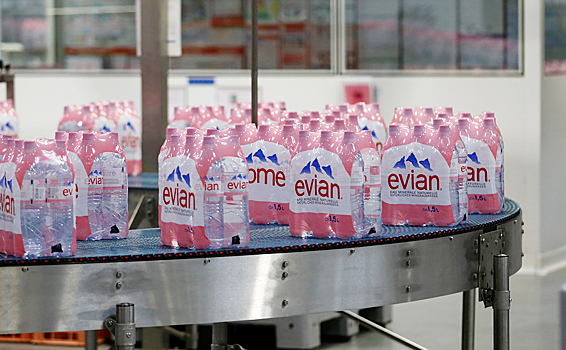 Danone прекратила поставки воды Evian в Россию