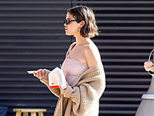 Селена Гомес гуляет по Лос-Анджелесу с Библией в руках. И она чуть не столкнулась с Бибером!