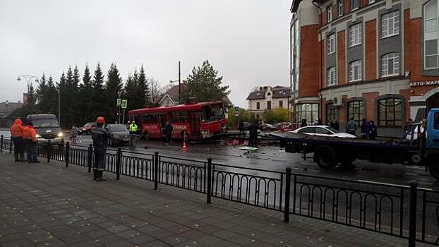 В Тобольске в результате массового ДТП с участием автобуса ранено 2 человека