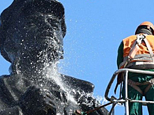 В Петербурге начали сезон ухода за памятниками с монумента Ленину у Финляндского вокзала