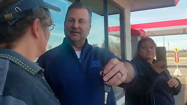 Бизнесмен подарил автомобиль вежливой сотруднице McDonald’s