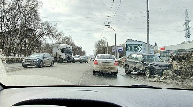 ДТП привело к затору на оживленном проспекте в Кемерове