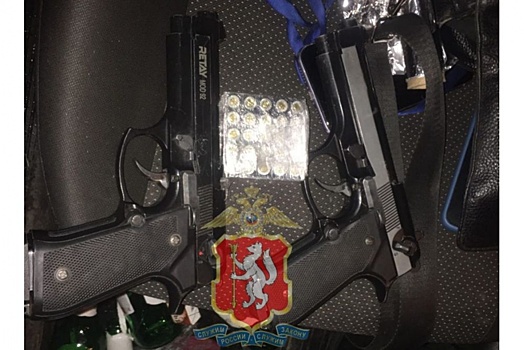 Екатеринбуржец разъезжал по городу с двумя пистолетами в машине