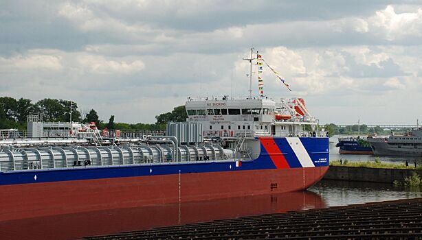 Завод «Красное Сормово» спустил на воду первый танкер по новому проекту RST27M