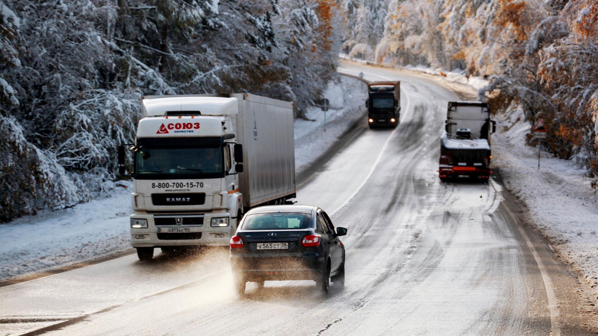 В Свердловской области перекрыли несколько участков трасс из-за погоды