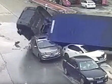 Шокирующее видео: грузовик раздавил две машины, люди чудом выжили